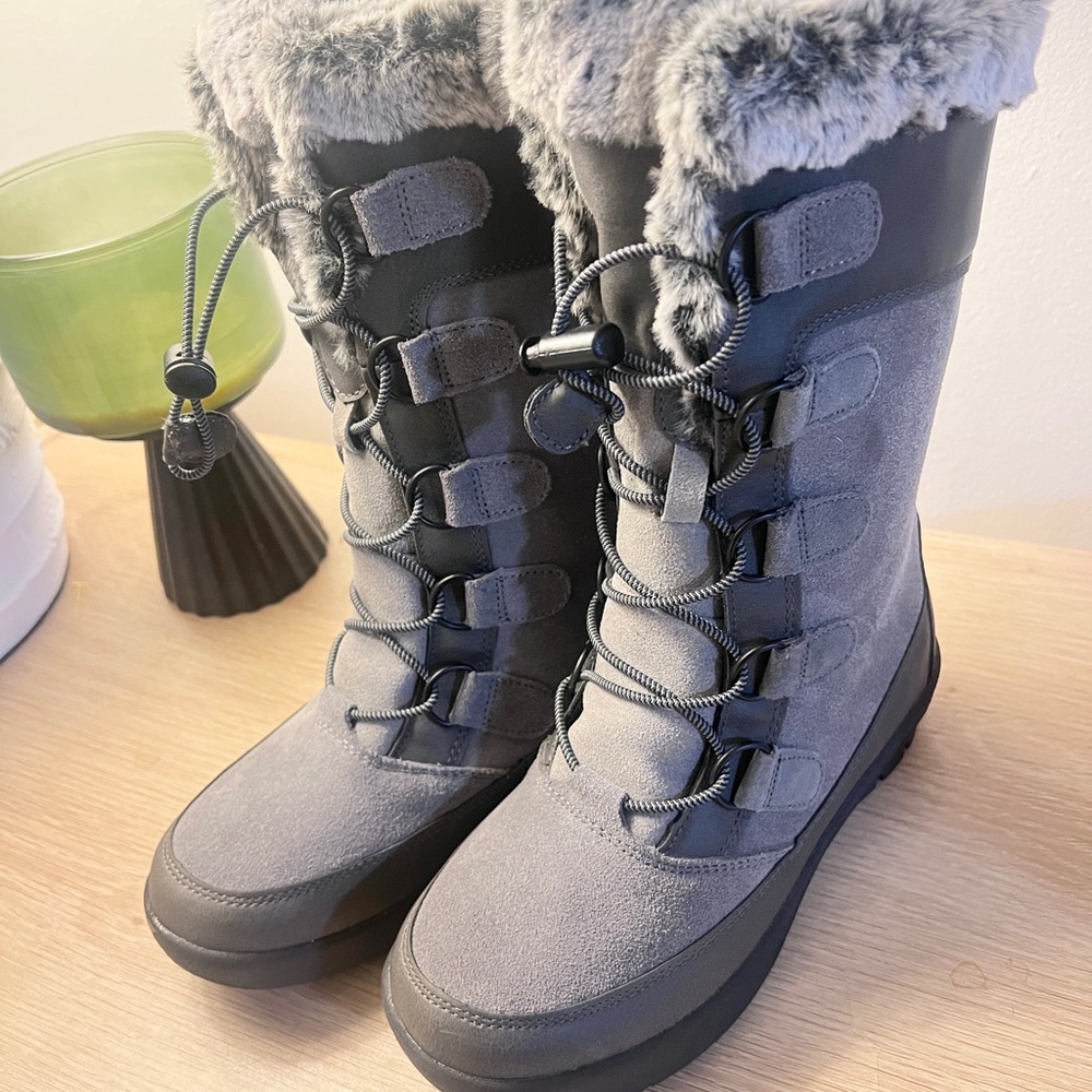 Girls size 2 grey snow boots all in motion with thermolite